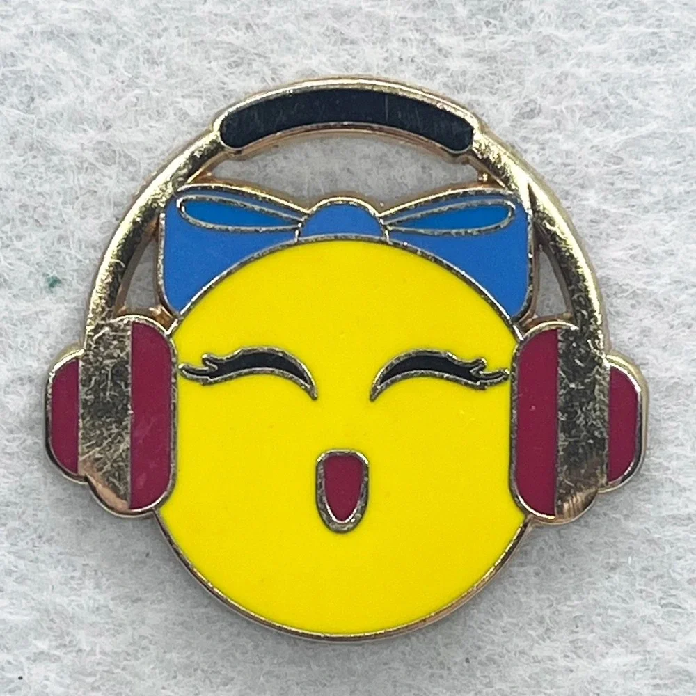 🔮‎ 5/$25 Varsity Cheerleading Headphones Emoji Pin